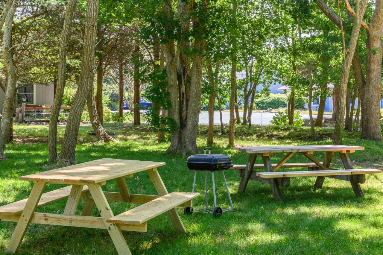 Captains Quarters Motel & Conference Center Истхем Экстерьер фото