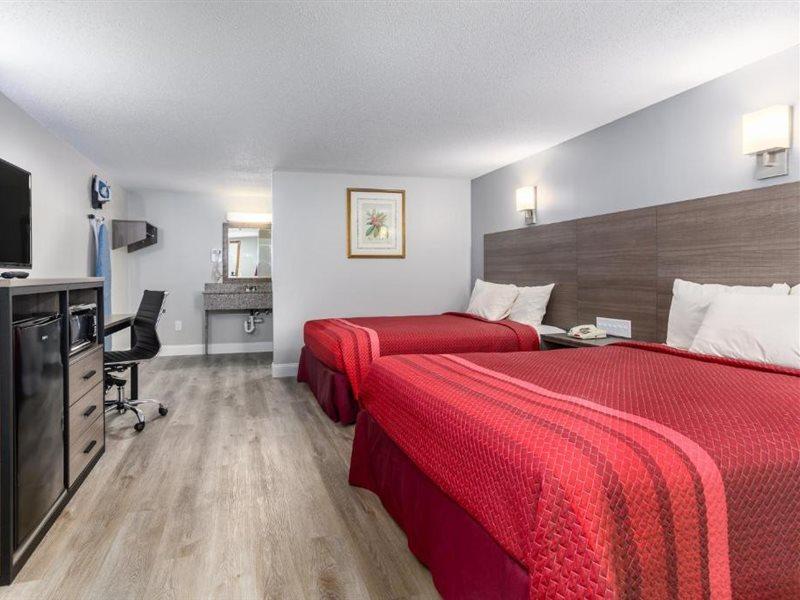 Captains Quarters Motel & Conference Center Истхем Экстерьер фото