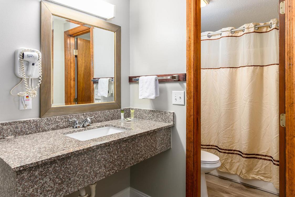 Captains Quarters Motel & Conference Center Истхем Экстерьер фото
