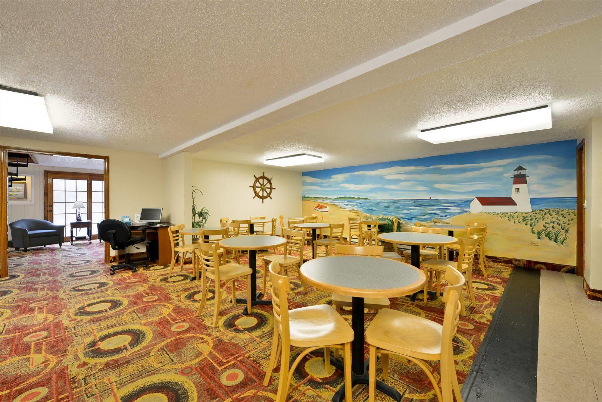 Captains Quarters Motel & Conference Center Истхем Экстерьер фото